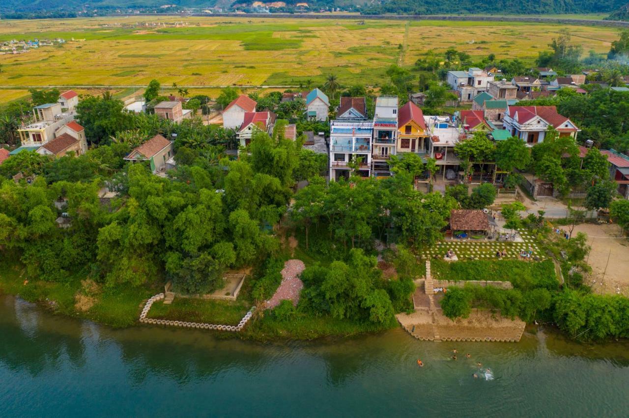 Fami Homestay Фонг Нха Екстериор снимка